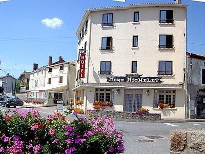 Hotel De La Mere Michelet Confolens Zewnętrze zdjęcie